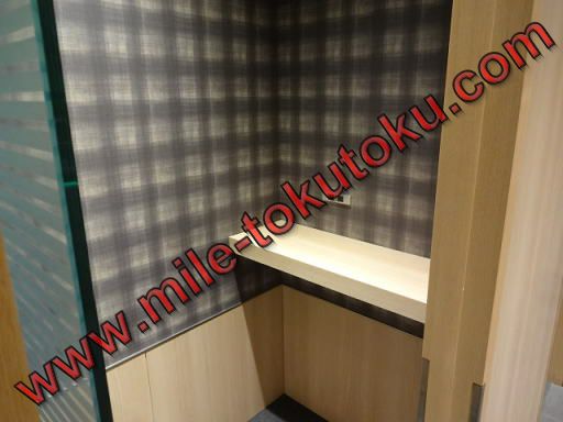 羽田空港 サクララウンジ/スカイビュー 通話ボックスの中