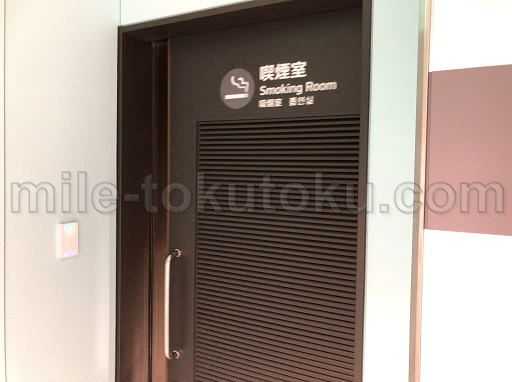 熊本空港 ラウンジ 喫煙所の入口