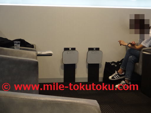 神戸空港 ラウンジ 壁際の折り畳み式テーブル