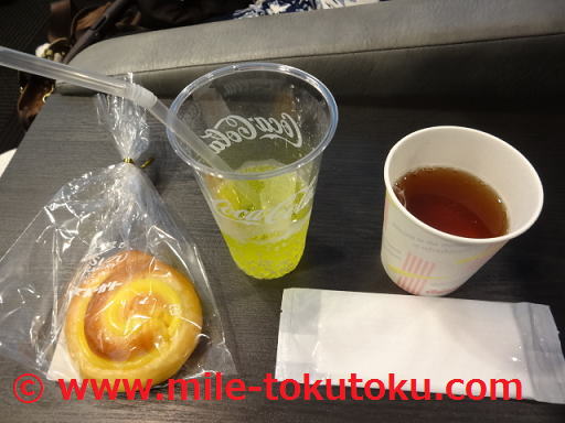 神戸空港 ラウンジ テーブルに持ってきた飲み物と食べ物