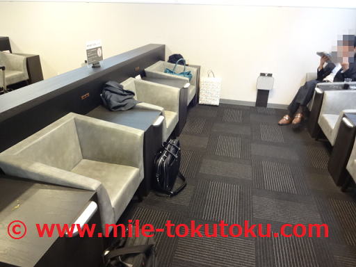 神戸空港 ラウンジ 横から見たシート