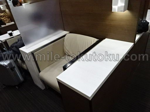 松山空港 ビジネスラウンジ ソファー席