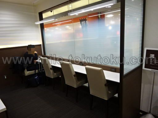 松山空港 ビジネスラウンジ 入口近くのカウンター席