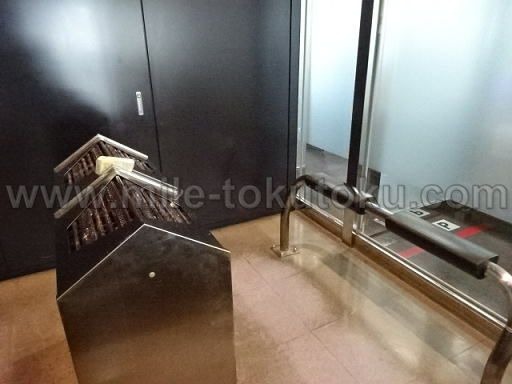 松山空港 喫煙所の中