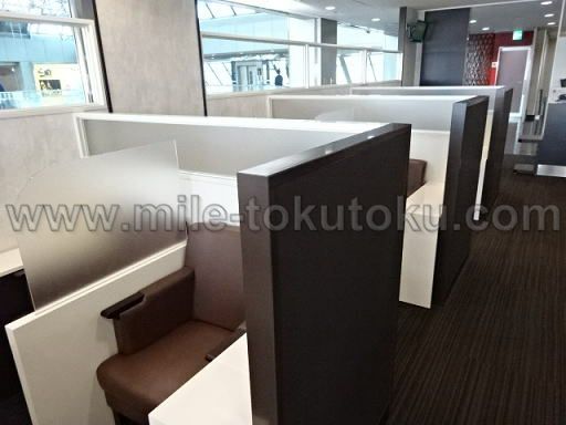 松山空港 スカイラウンジ 向き合わないシート
