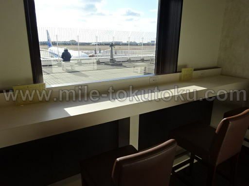 松山空港 スカイラウンジ 窓側のカウンター席