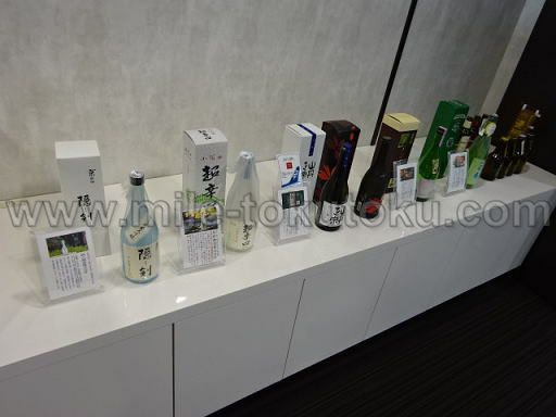 松山空港 スカイラウンジ 日本酒のディスプレイ