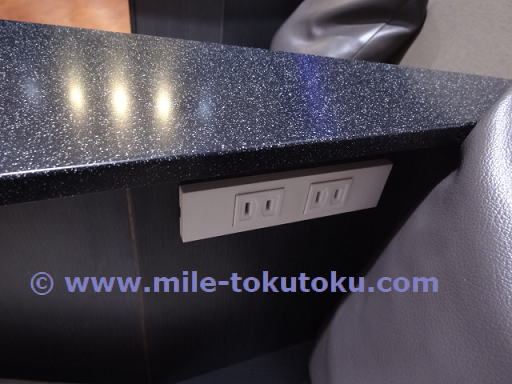 松山空港 ANAラウンジ ソファー席のコンセント