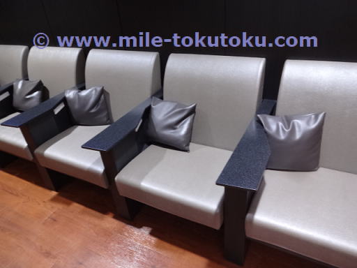 松山空港 ANAラウンジ ソファー席のクッション
