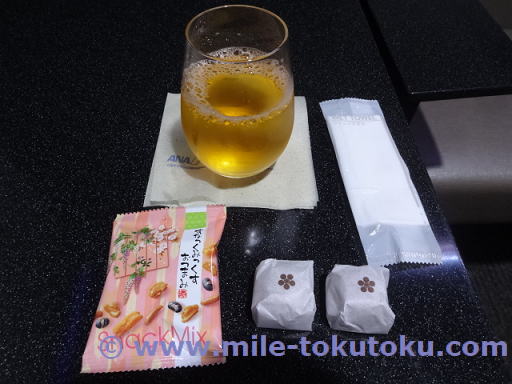 松山空港 ANAラウンジ テーブルに持ってきたもの