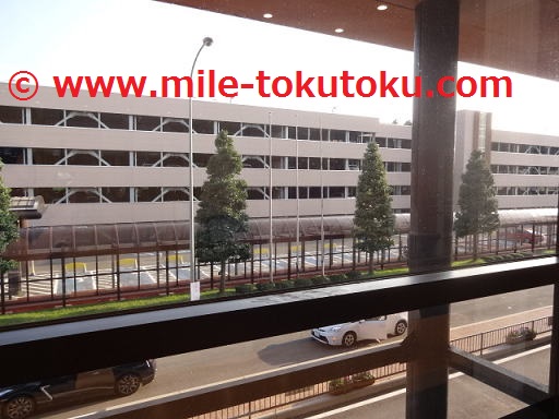 秋田空港 カードラウンジ 外に見えるのは駐車場だけ