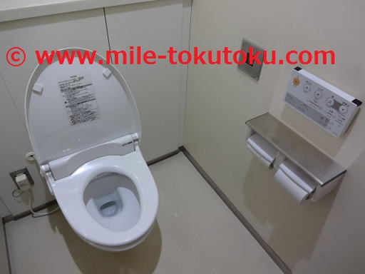 秋田空港 カードラウンジの外にあるトイレ