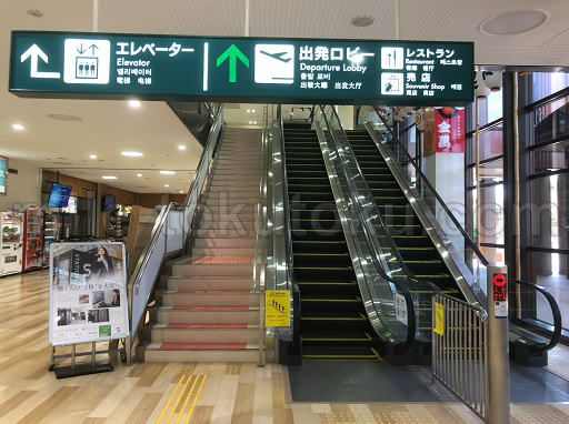 秋田空港 カードラウンジ エスカレーターで2階へ