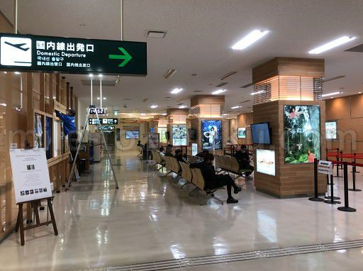 秋田空港 ラウンジ 保安検査場を右に直進