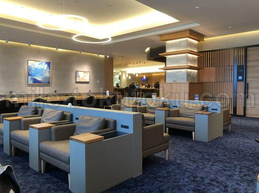 秋田空港 ラウンジ 奥からエントランス見渡す