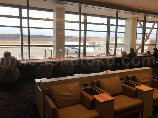 秋田空港 ラウンジ 窓側のデスク席