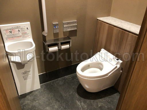 秋田空港 リニューアル後はラウンジ内にトイレあり