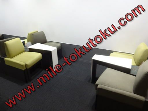 岡山空港 ANAラウンジ クッション無しのソファー席