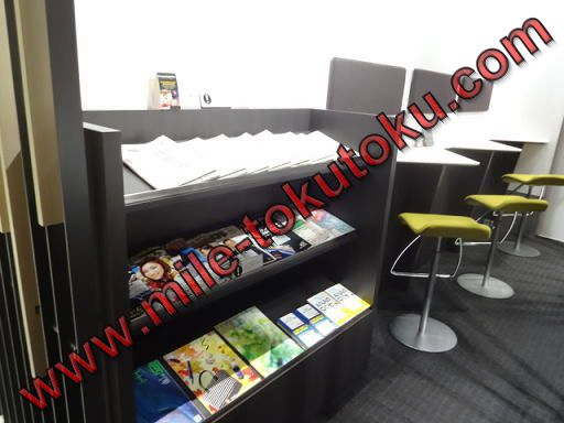 岡山空港 ANAラウンジ 新聞と雑誌コーナー