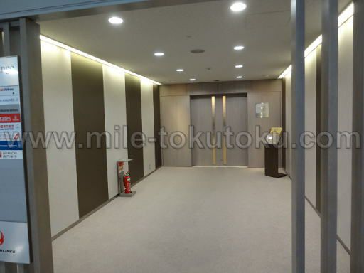 関空・国際線JALサクララウンジの入口へ続く通路