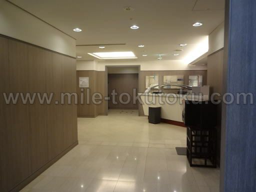 関空・国際線JALサクララウンジの受付・レセプション