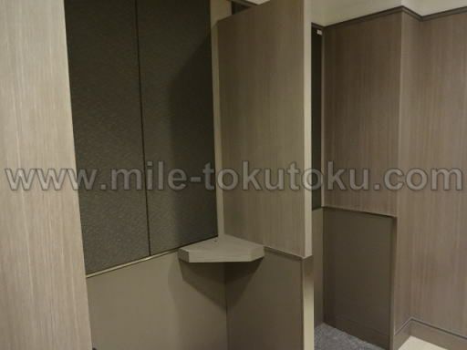 関西空港・国際線JALサクララウンジの通話ブース