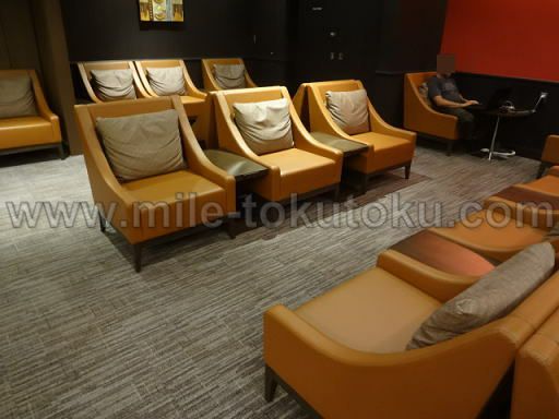 関西空港・国際線JALサクララウンジのソファーとクッション