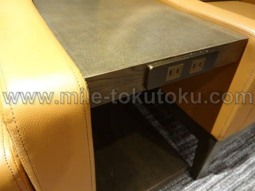 関西空港・国際線JALサクララウンジ 各席にあるコンセント