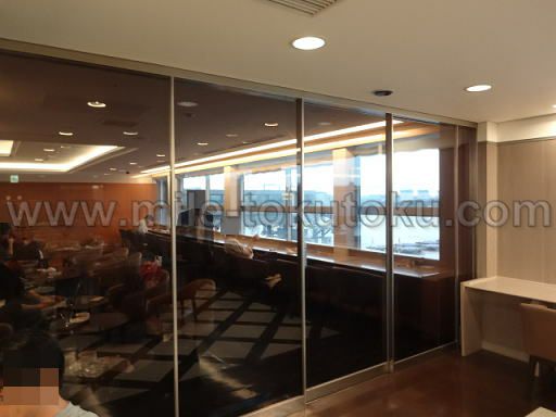 関空・国際線JALサクララウンジ・喫煙室への扉