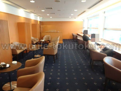 関空・国際線JALサクララウンジ・喫煙室の中の様子