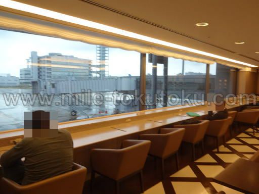 関西空港・国際線JALサクララウンジのダイニングエリア窓側席
