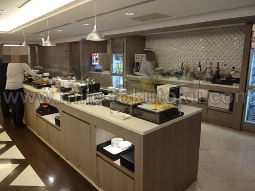 関空・国際線JALサクララウンジ・食事ビュッフェカウンター