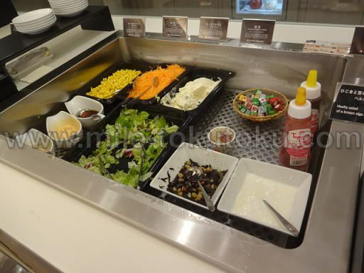 関空・国際線JALサクララウンジ サラダバーとヨーグルト