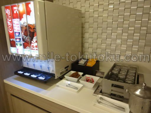 関空・国際線JALサクララウンジ ソフトドリンクバー