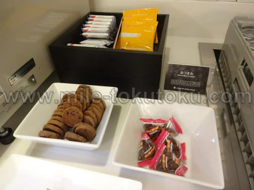 関空・国際線JALサクララウンジ クッキーやスナック類