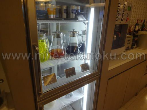 関空・国際線JALサクララウンジ 冷蔵庫のドリンク類