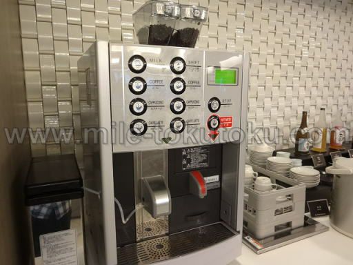 関空・国際線JALサクララウンジ コーヒーマシン