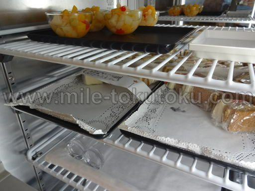 関空・国際線JALサクララウンジ サンドイッチとフルーツ