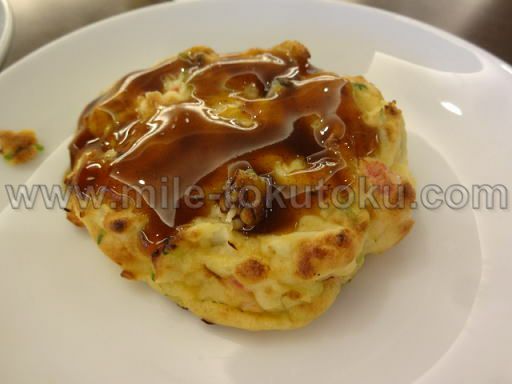 関空・国際線JALサクララウンジ ソースをかけたお好み焼き