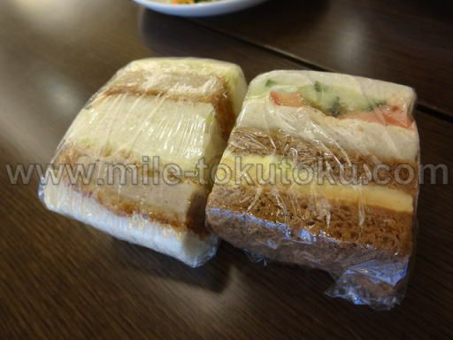 関空・国際線JALサクララウンジ　ラップに包まれたサンドイッチ