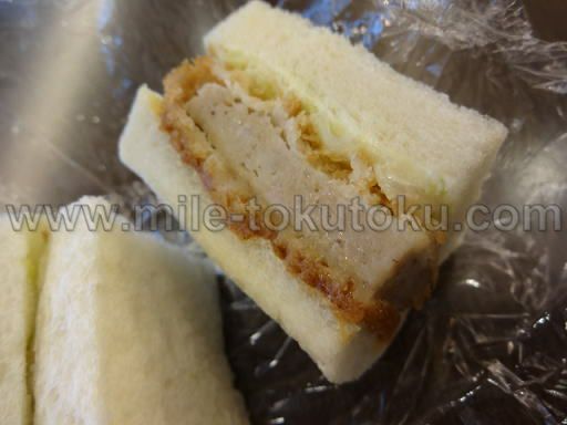 関空・国際線JALサクララウンジ メンチカツのサンドイッチ