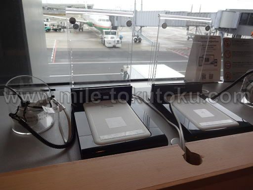 関西空港 国際線ANAラウンジ 充電ケーブル