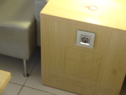 フィンランド航空ラウンジ コンセント