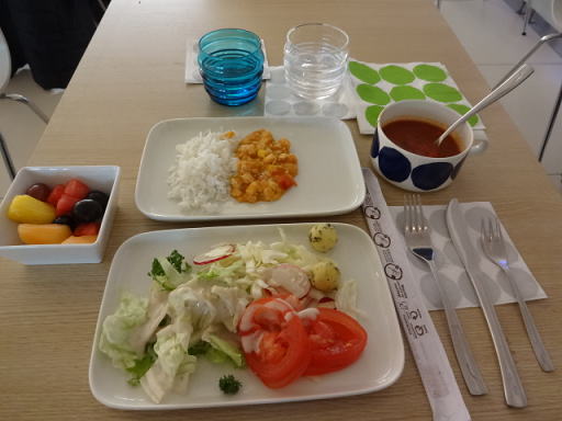 フィンランド航空ラウンジ テーブルの食事類
