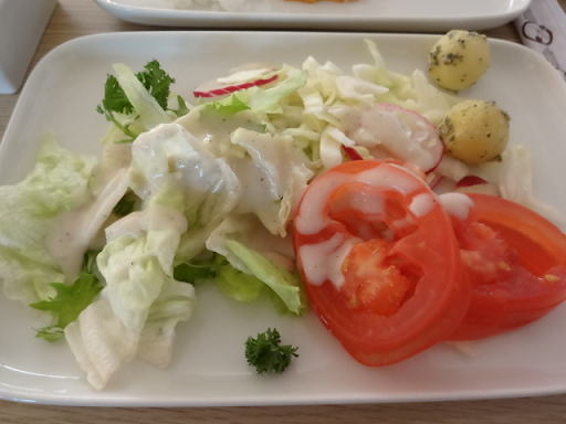 フィンランド航空ラウンジ サラダ