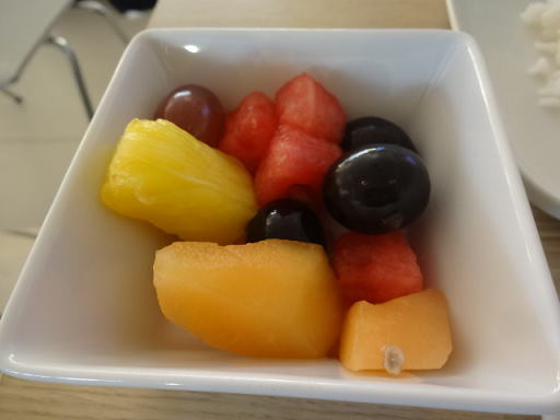 フィンランド航空ラウンジ カットフルーツ