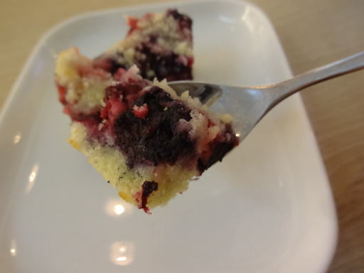 フィンランド航空ラウンジ ブルーベリーのケーキ