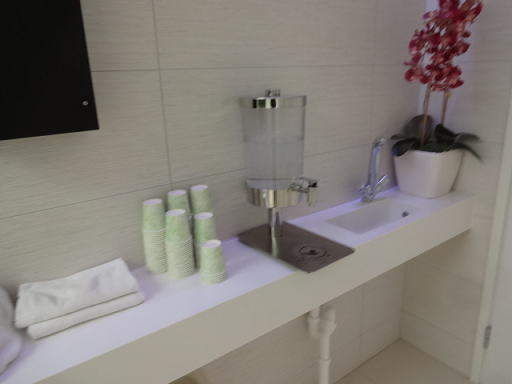 フィンランド航空ラウンジ サウナの飲料水