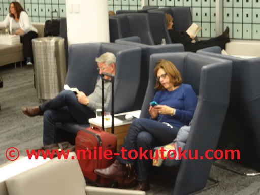 ミネアポリス空港 デルタ航空ラウンジ ソファー席