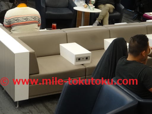 ミネアポリス空港 デルタ航空ラウンジ 各席に電源あり